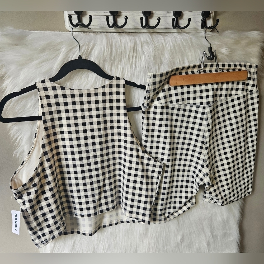 Old Navy Chic Plaid Cropped Top/Shorts Athletic Set - Picture 6 of 10